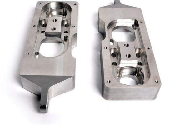 Bagian dari baja tahan karat 316 yang diolah dengan mesin pemotong untuk ketahanan korosi kelas laut